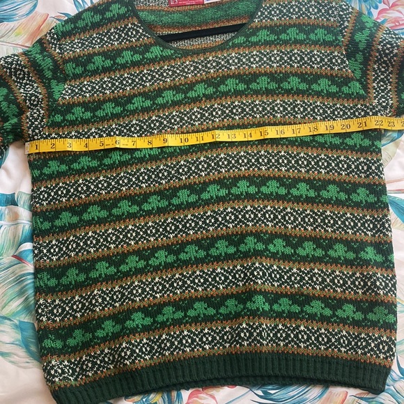 Vintage St Patrick’s Day Sweater Irish Clovers - Picture 4 of 5